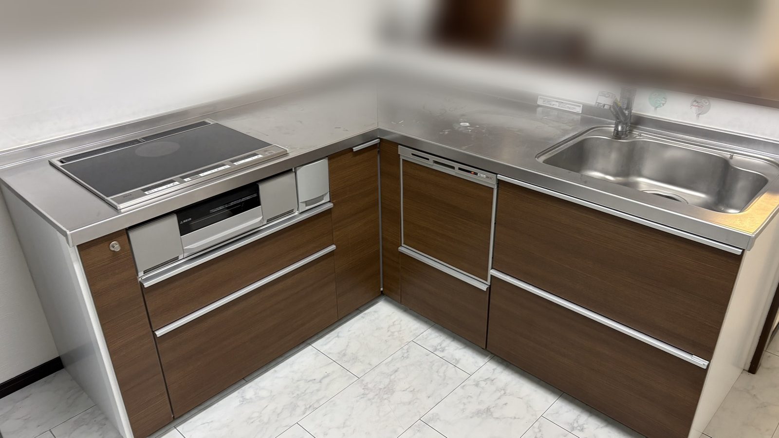 L-shaped kitchen with an induction hob and sink in Room 303