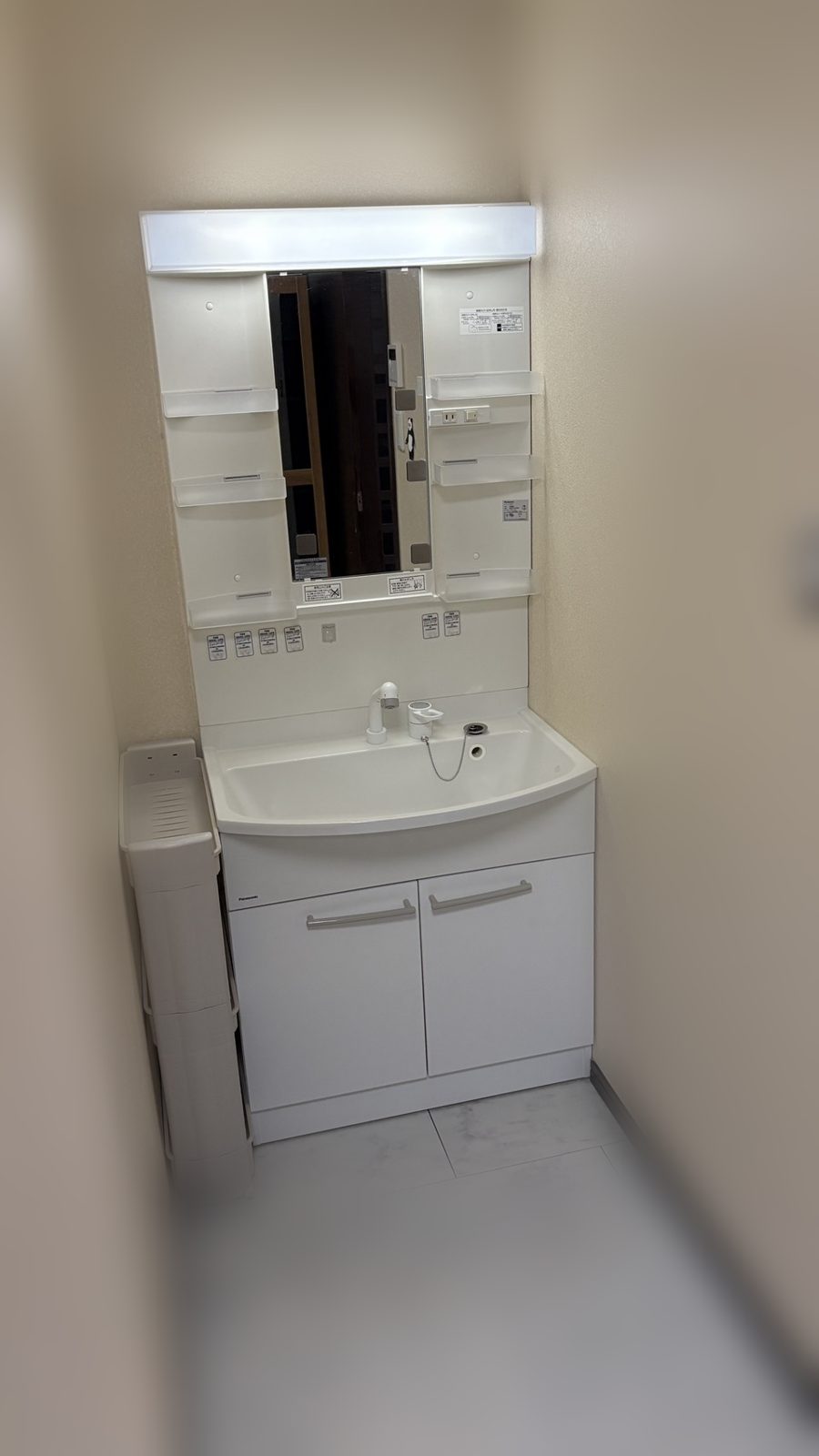 Washbasin with a mirror cabinet in Room 303
